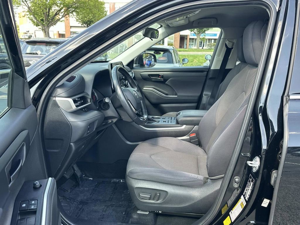 Used 2021 Toyota Highlander LE image 23