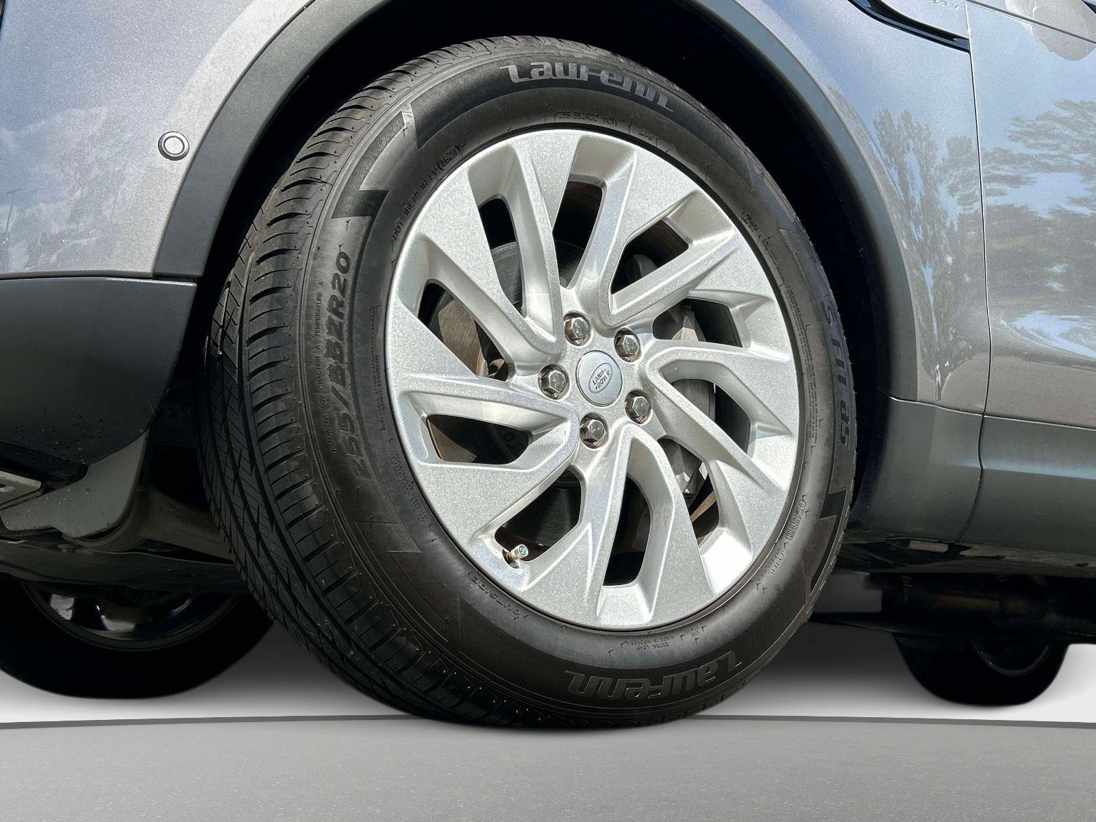 Used 2023 Land Rover Discovery S image 9