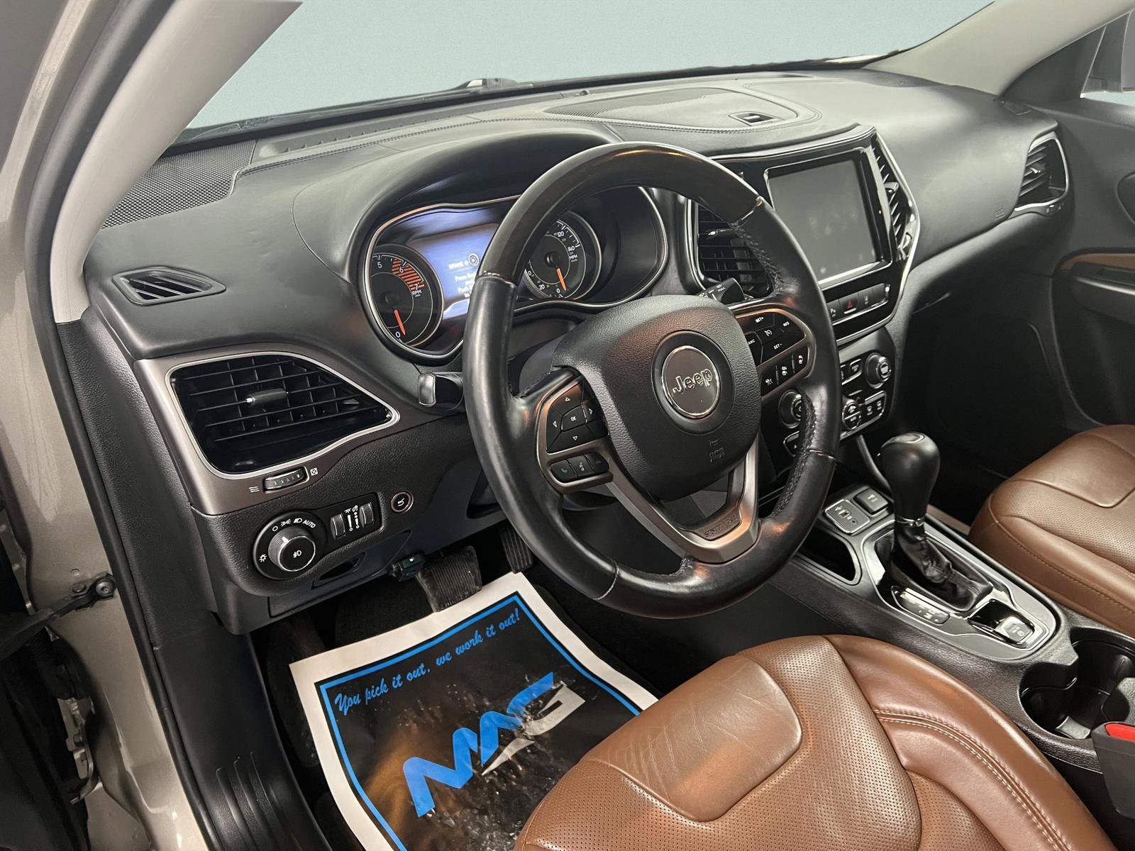Used 2019 Jeep Cherokee Overland w/ Technology Group FWD image 12