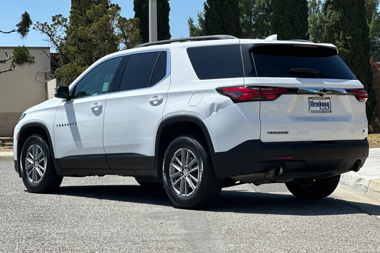 Used 2022 Chevrolet Traverse LT w/ LPO, Blackout Package FWD image 6