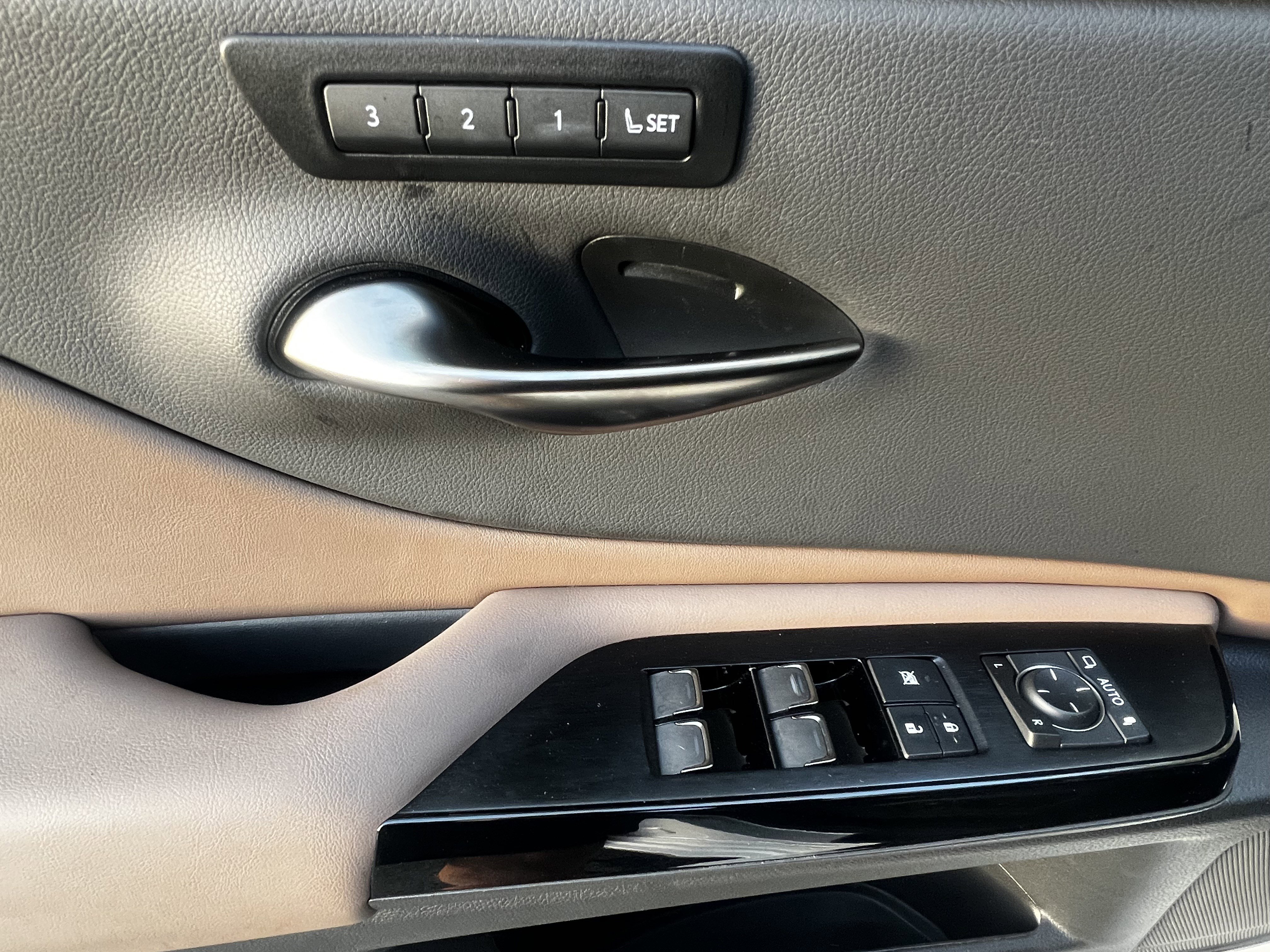 Used 2025 Lexus ES 300h w/ Premium Package image 14