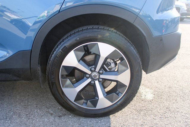 Used 2025 Volvo XC40 B5 Plus image 38