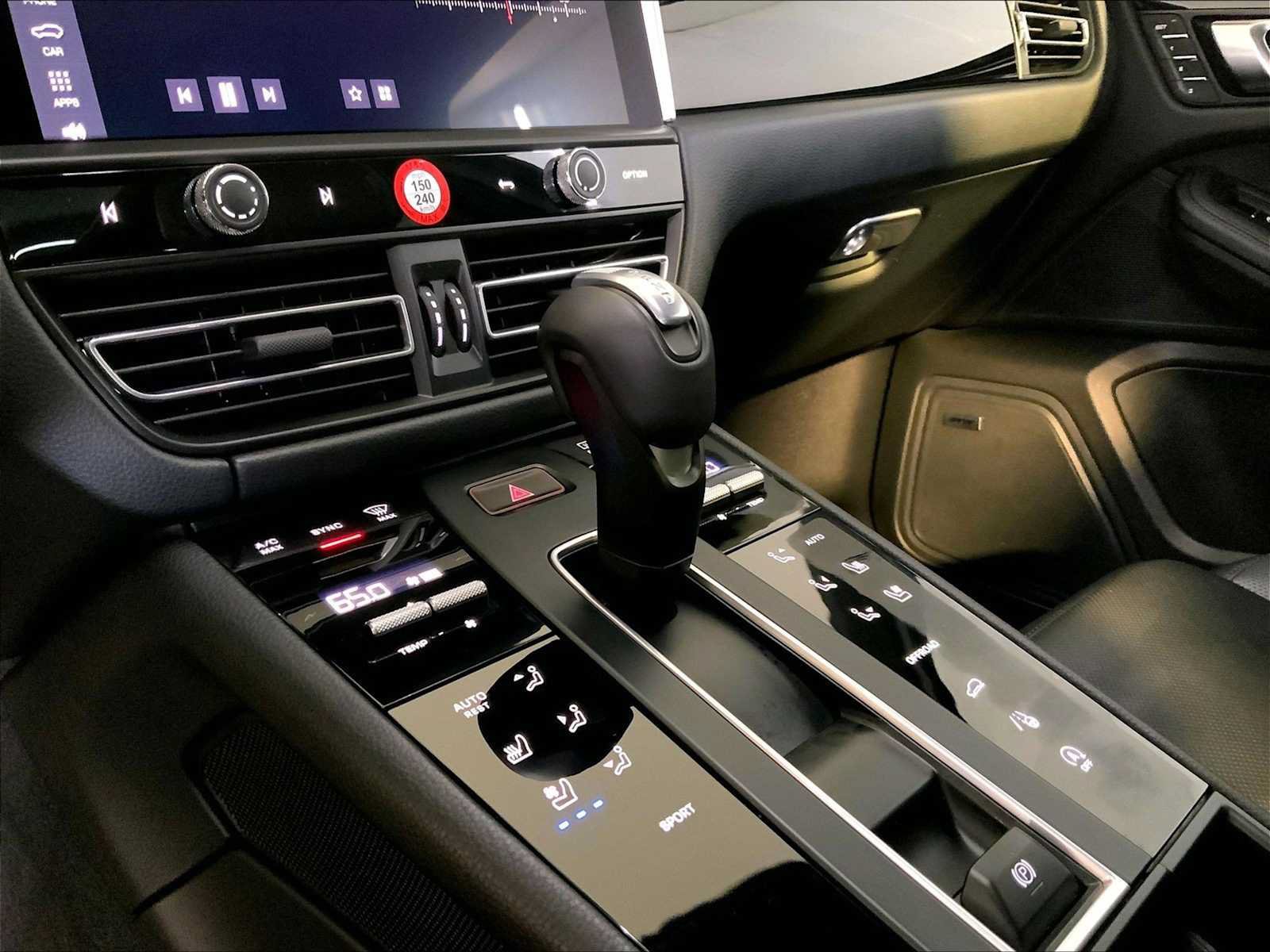 Certified 2026 Porsche Macan AWD/4WD image 17