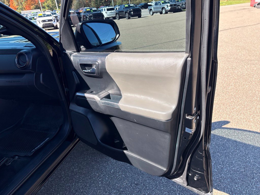Used 2017 Toyota Tacoma TRD Sport w/ Tow Package AWD/4WD image 19