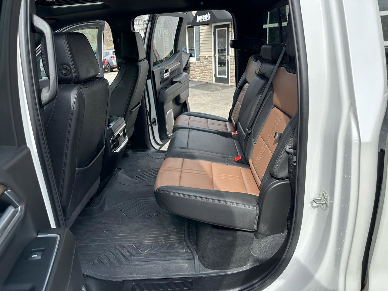 Used 2024 Chevrolet Silverado 1500 High Country w/ Technology Package image 9