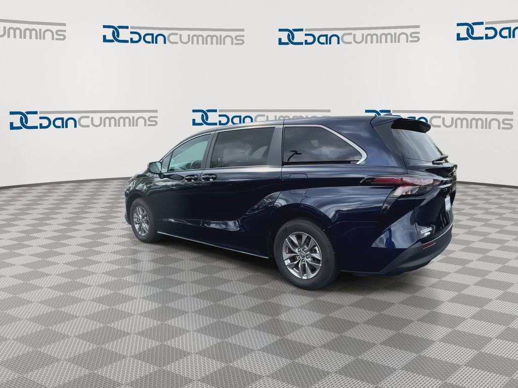 Used 2024 Toyota Sienna LE image 9