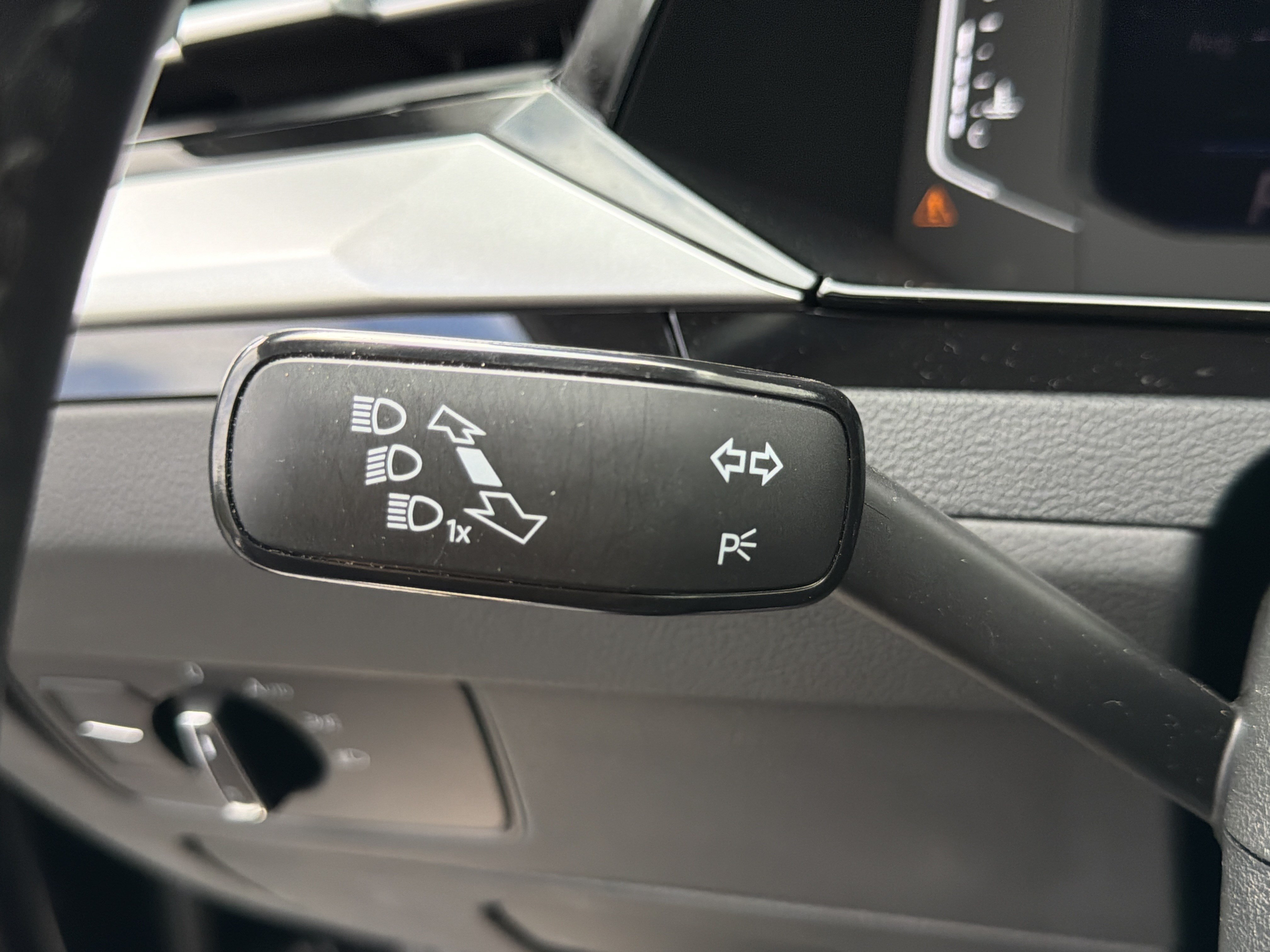 Used 2021 Volkswagen Arteon SE FWD image 25