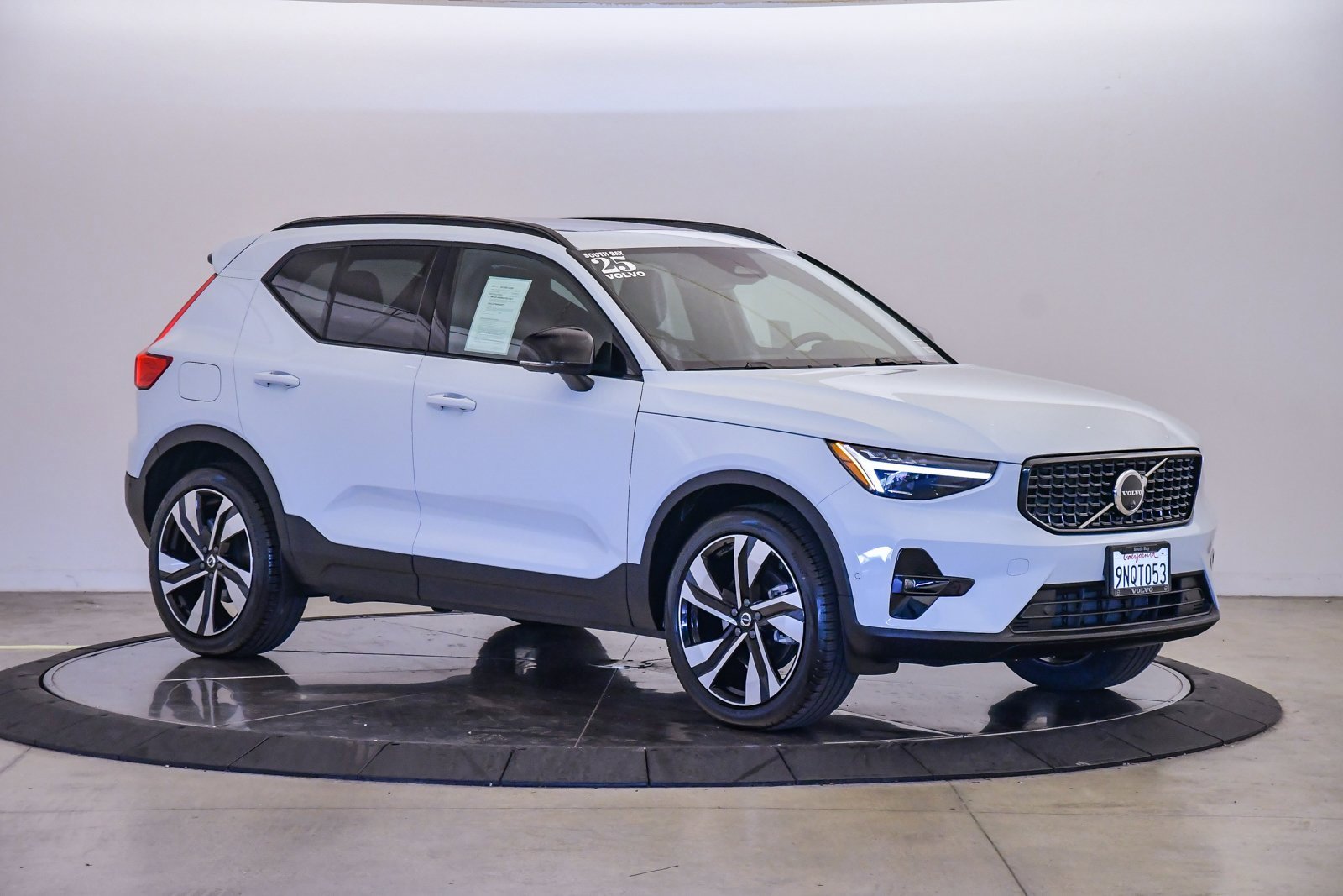 Used 2025 Volvo XC40 B5 Ultra w/ Climate Package image 5