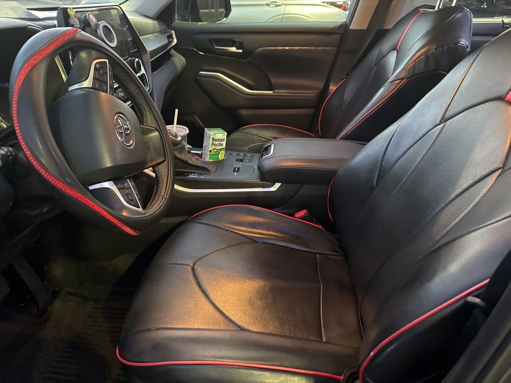 Used 2023 Toyota Highlander XLE image 6