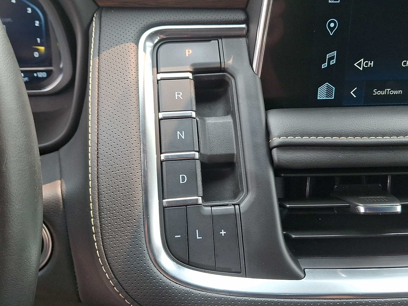 Used 2024 Chevrolet Tahoe Premier AWD/4WD image 16