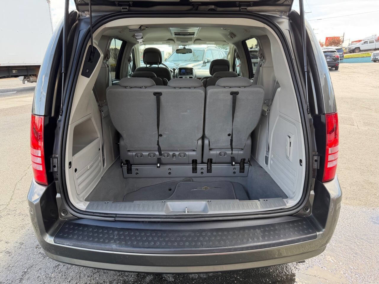 Used 2010 Chrysler Town & Country Touring w/ Entertainment Group #2 image 9