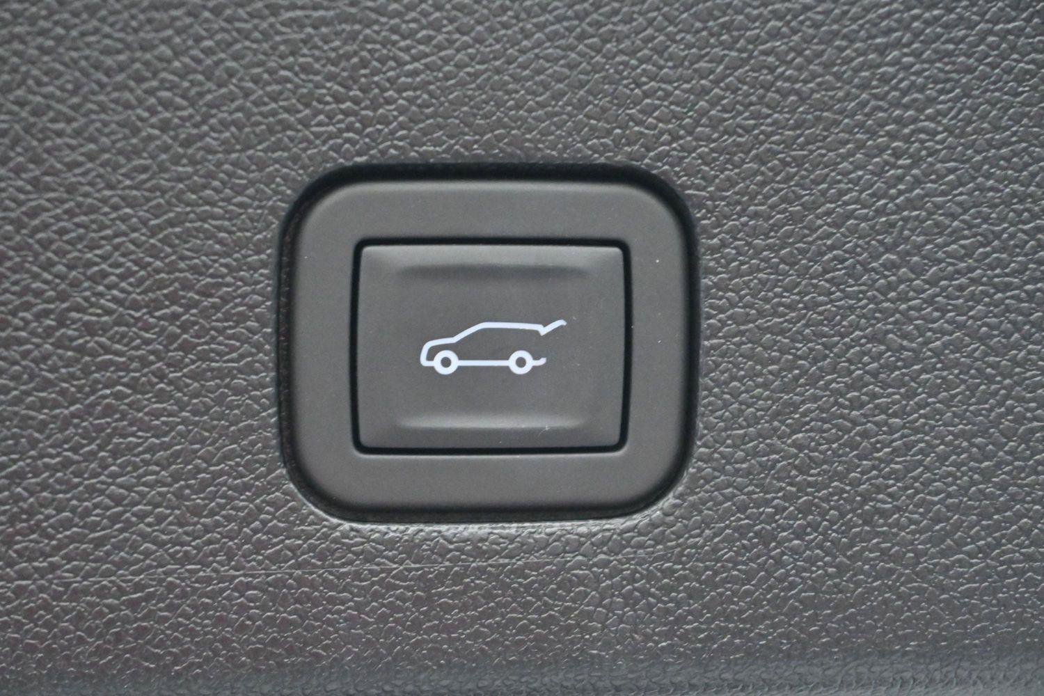 Certified 2025 Cadillac XT6 Luxury FWD image 11