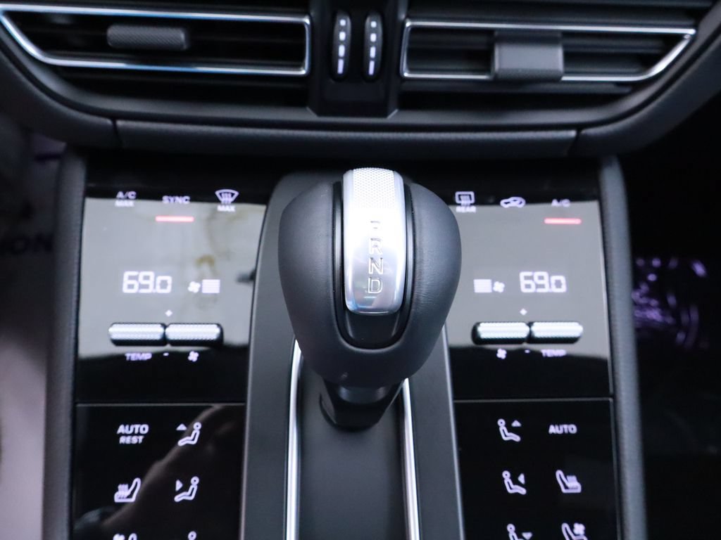 Used 2025 Porsche Macan AWD/4WD image 38