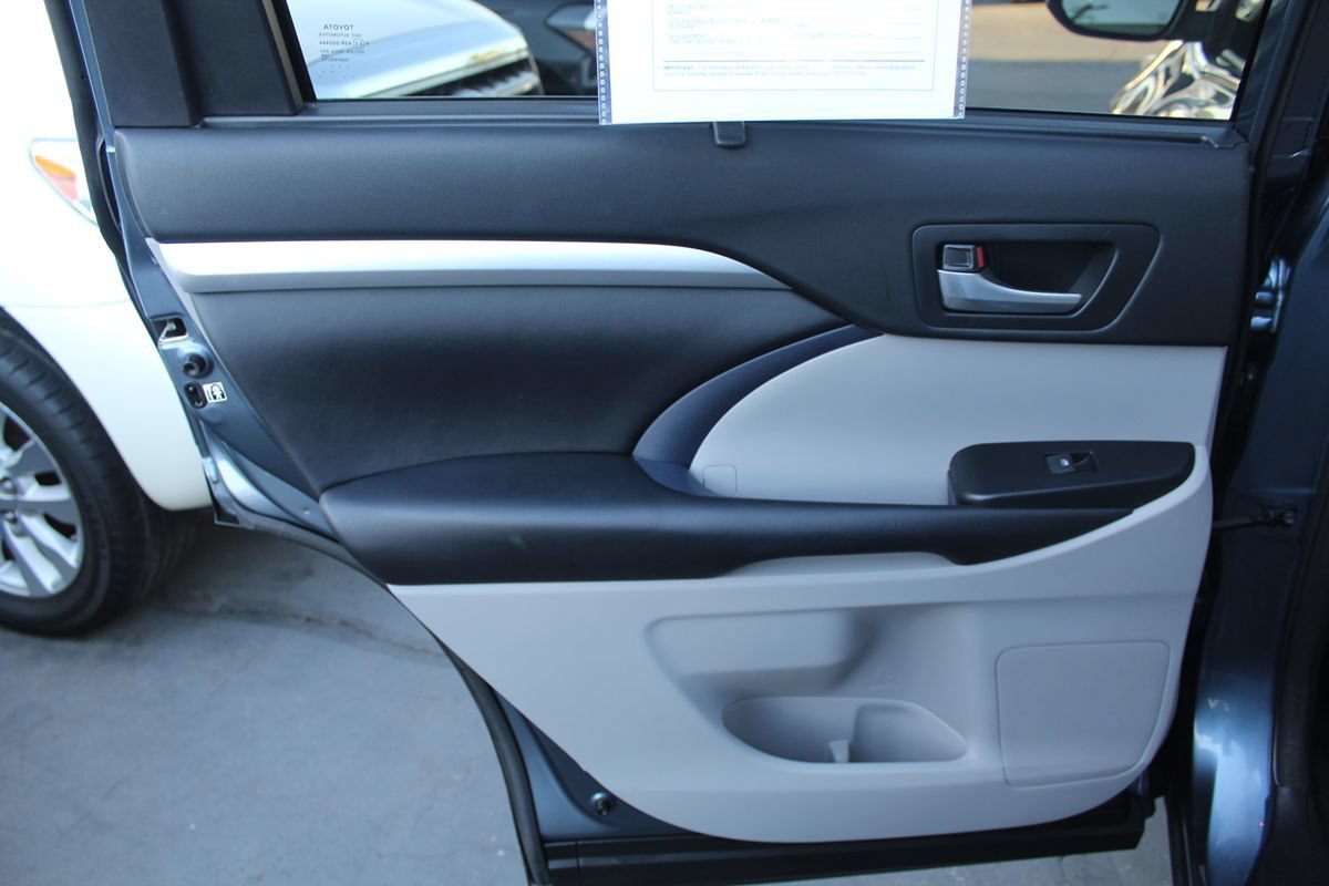 Used 2018 Toyota Highlander XLE w/ Carpet Mat Package (TMS) FWD image 24