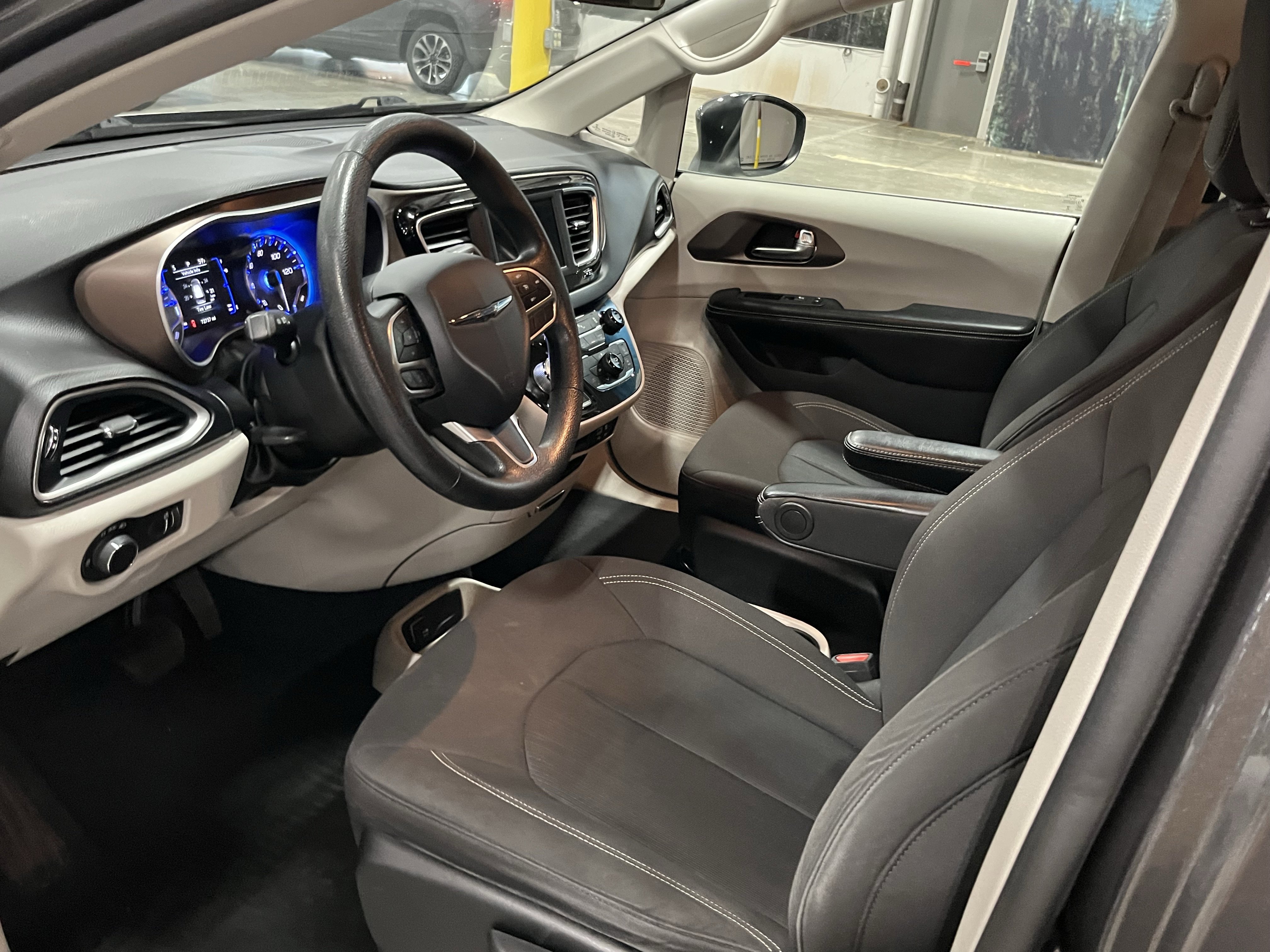 Used 2020 Chrysler Voyager L image 9