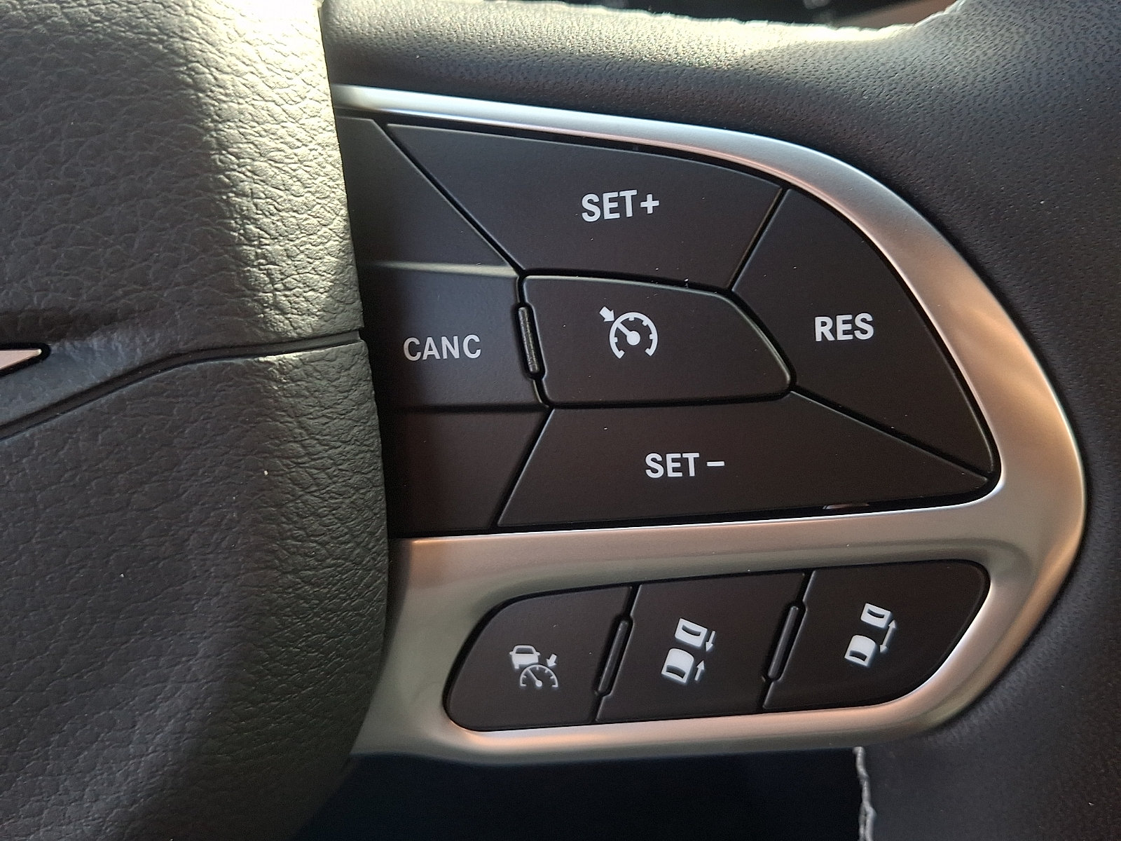 New 2027 Chrysler Pacifica Select AWD/4WD image 18