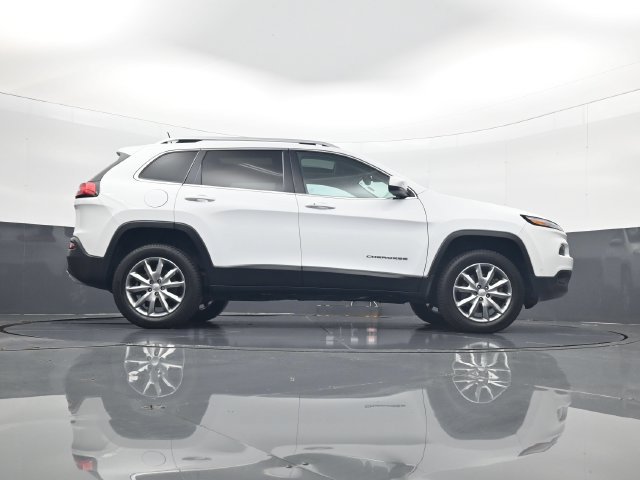 Used 2017 Jeep Cherokee Limited w/ Luxury Group AWD/4WD image 24