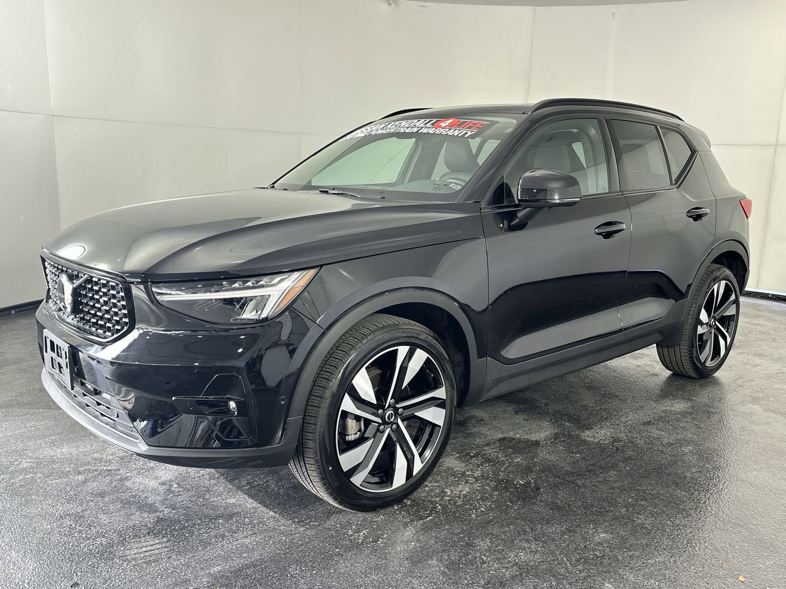 Used 2025 Volvo XC40 B5 Plus image 4