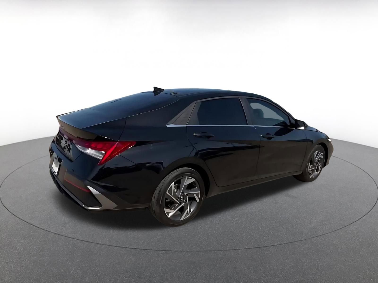 Used 2025 Hyundai Elantra SEL FWD image 15