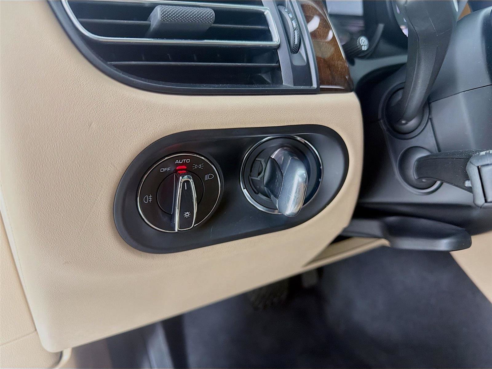 Certified 2023 Porsche Macan Turbo AWD/4WD image 9