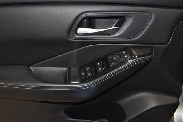 Used 2025 Nissan Rogue SV image 28