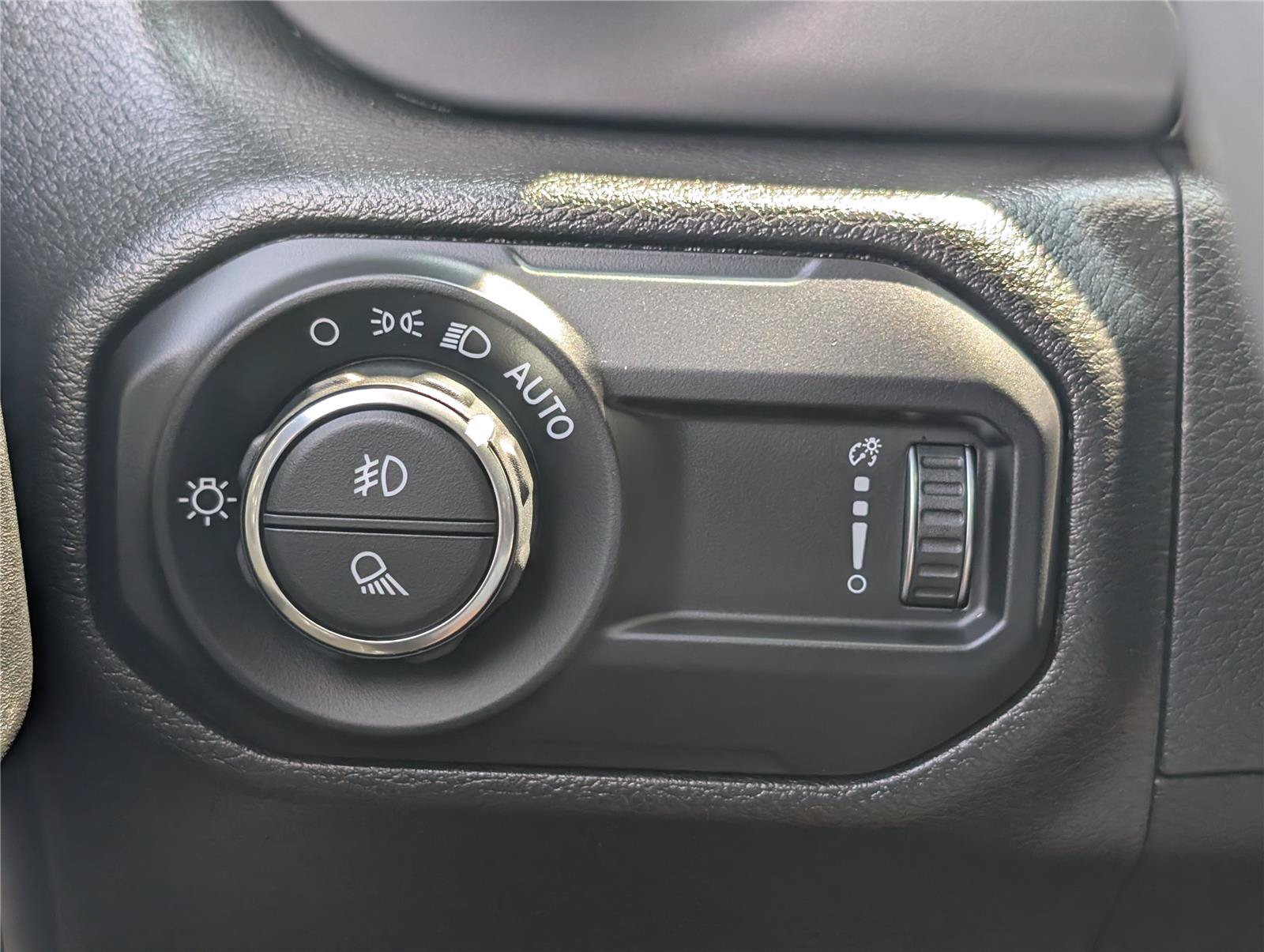 Used 2023 Jeep Gladiator Sport AWD/4WD image 19