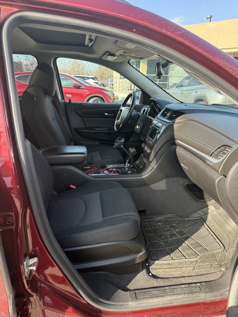 Used 2017 Chevrolet Traverse LT w/ Style and Technology Package image 3