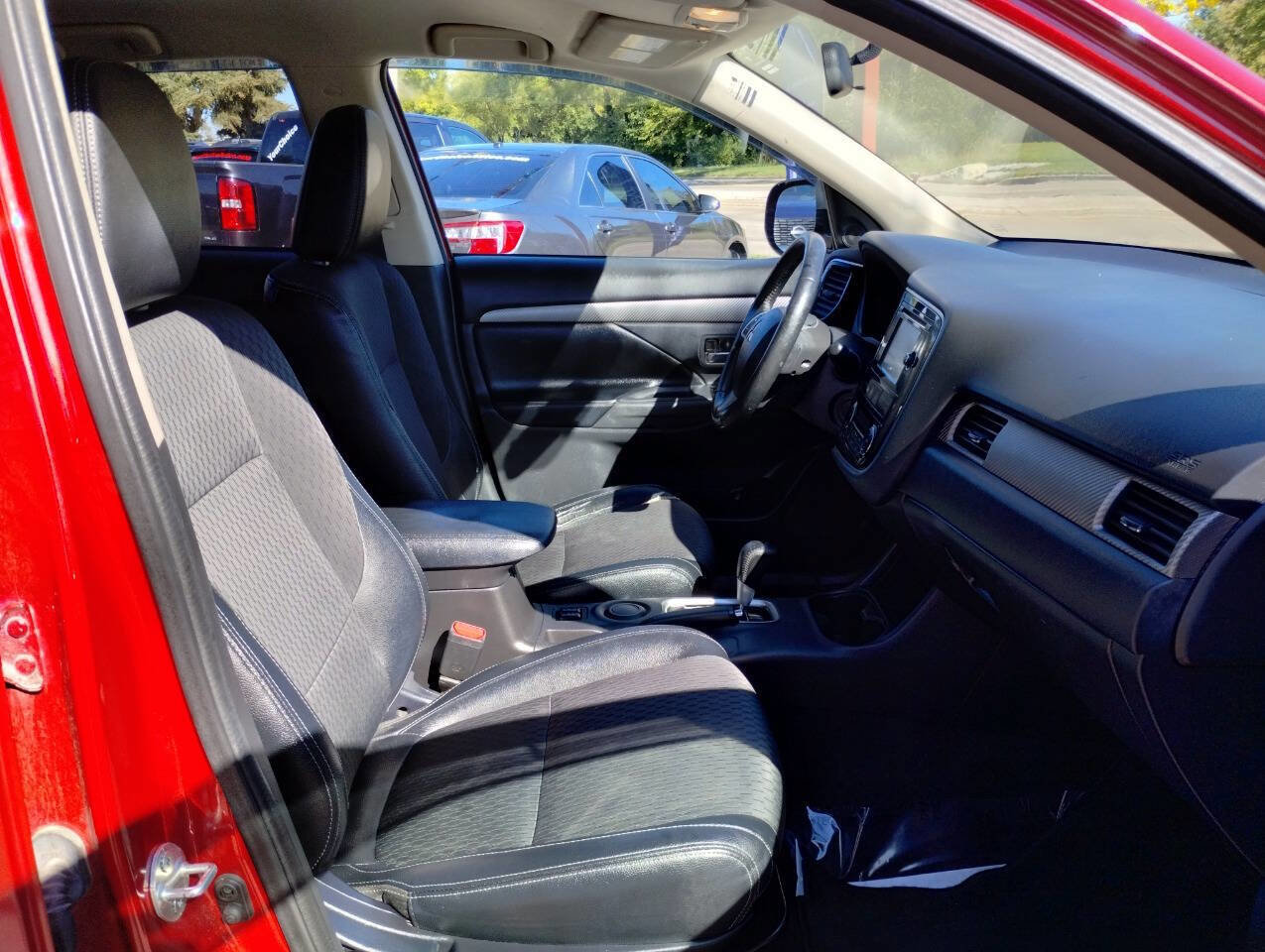 Used 2015 Mitsubishi Outlander SE image 22