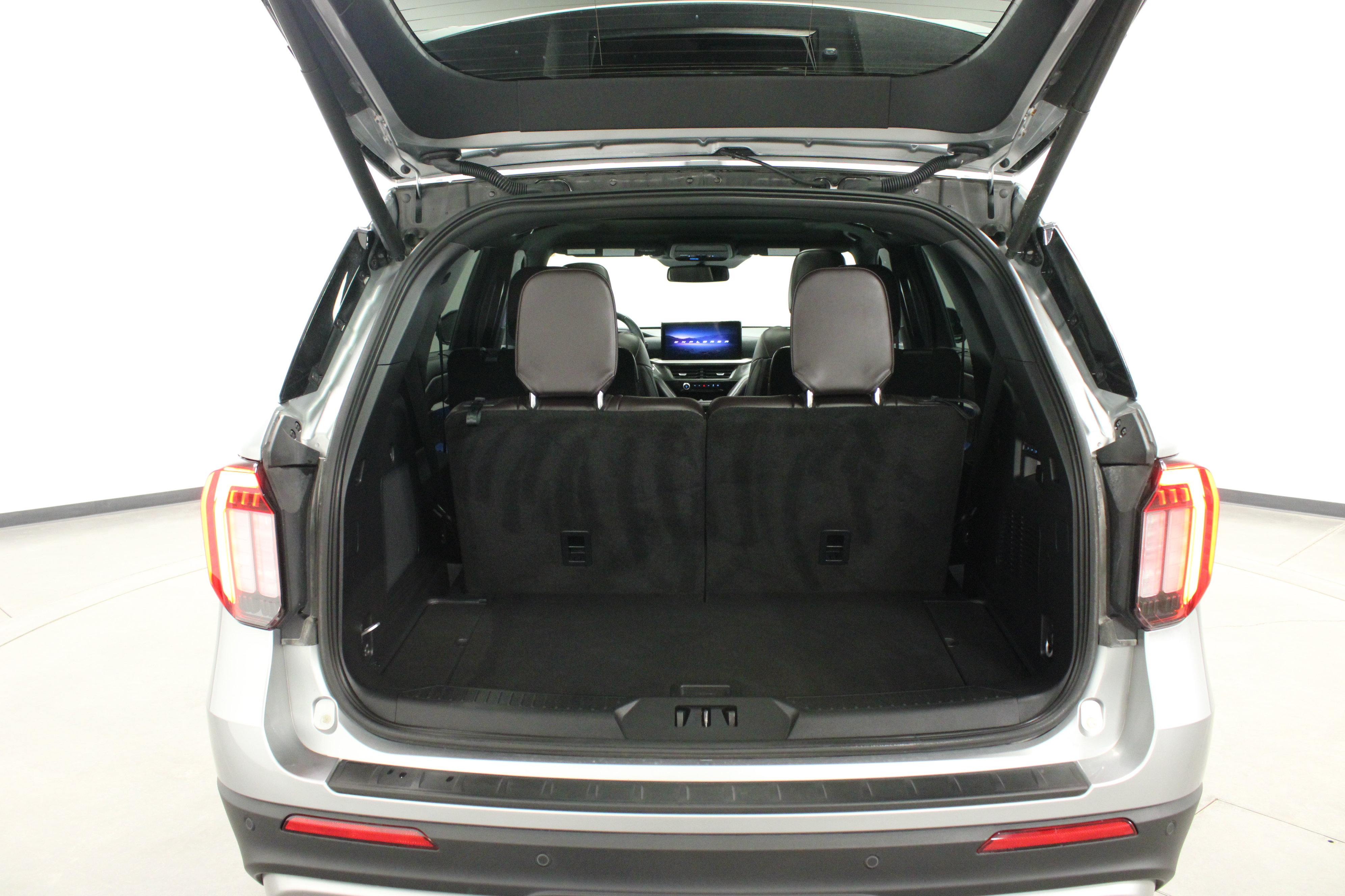 Used 2025 Ford Explorer Platinum w/ Ultimate Package AWD/4WD image 16