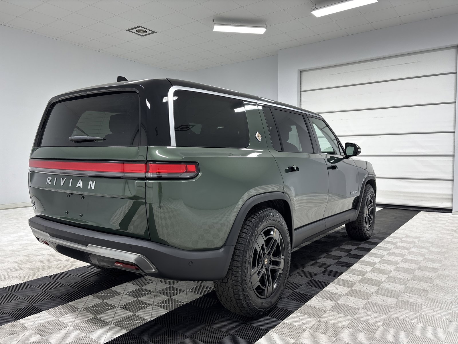 Used 2024 Rivian R1S Adventure AWD/4WD image 5