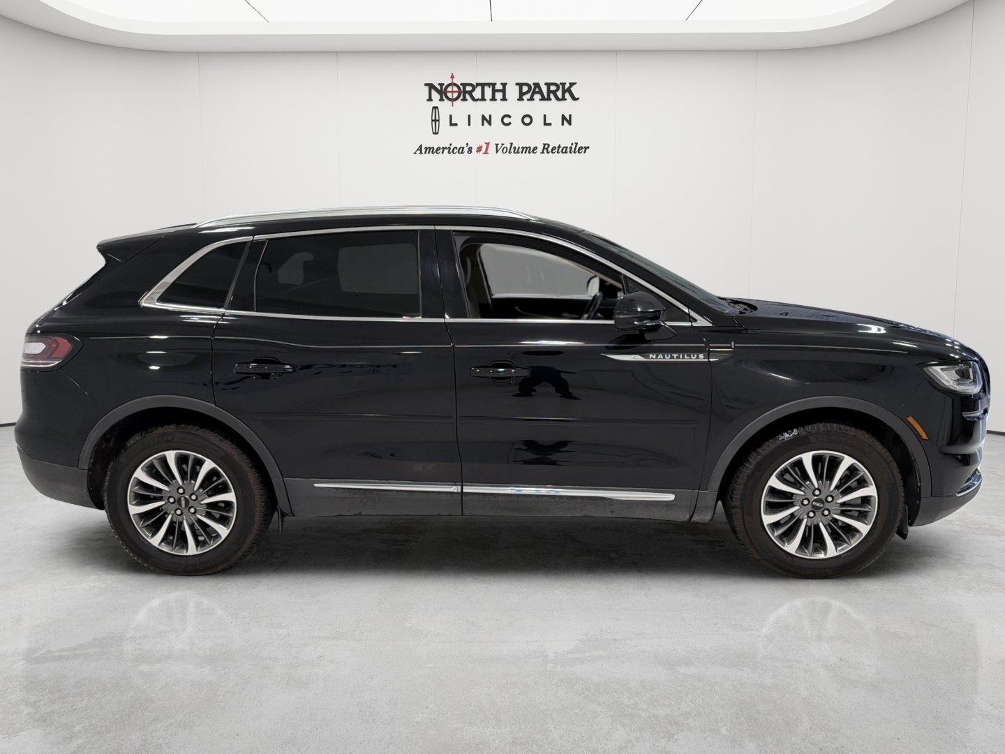 Used 2021 Lincoln Nautilus FWD w/ Equipment Group 101A image 6