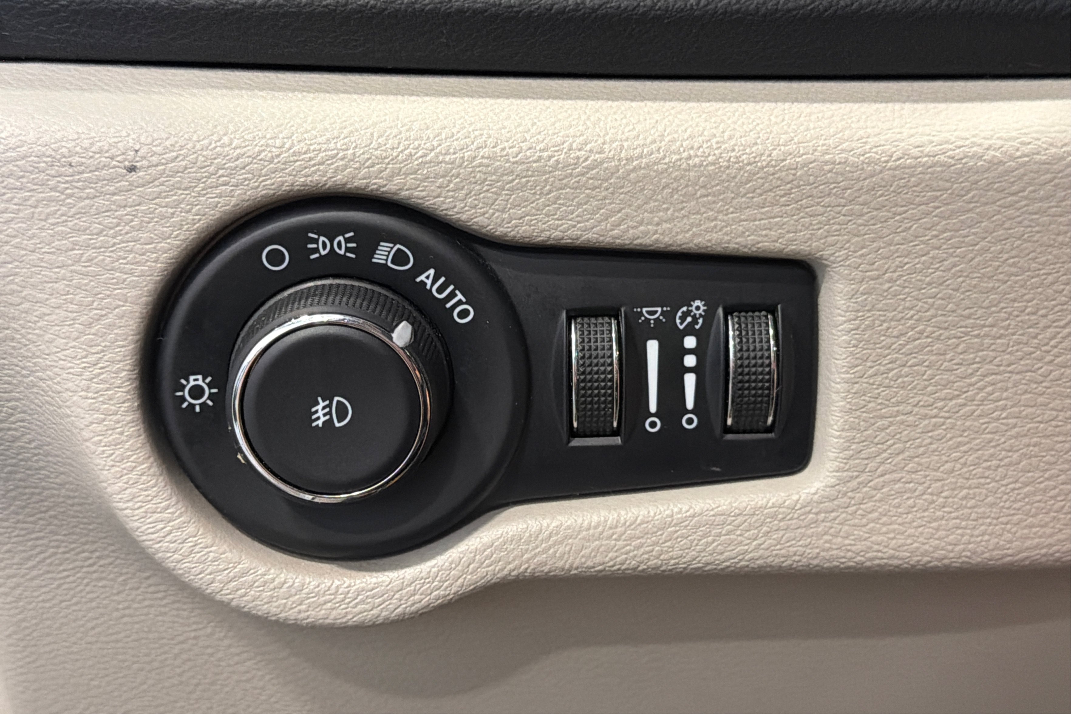 Used 2023 Chrysler Pacifica Touring-L FWD image 21