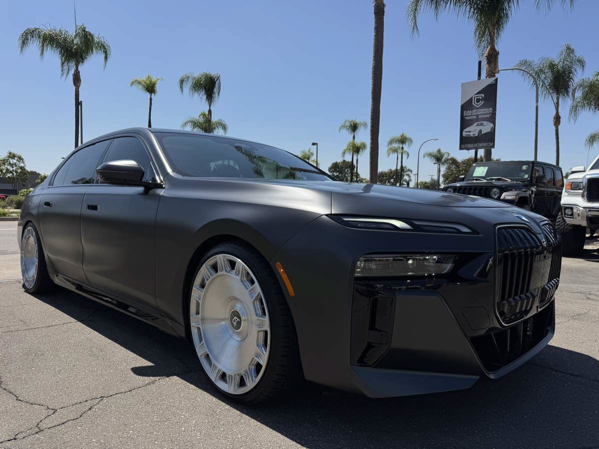Used 2026 BMW 740i w/ Premium Package RWD image 9