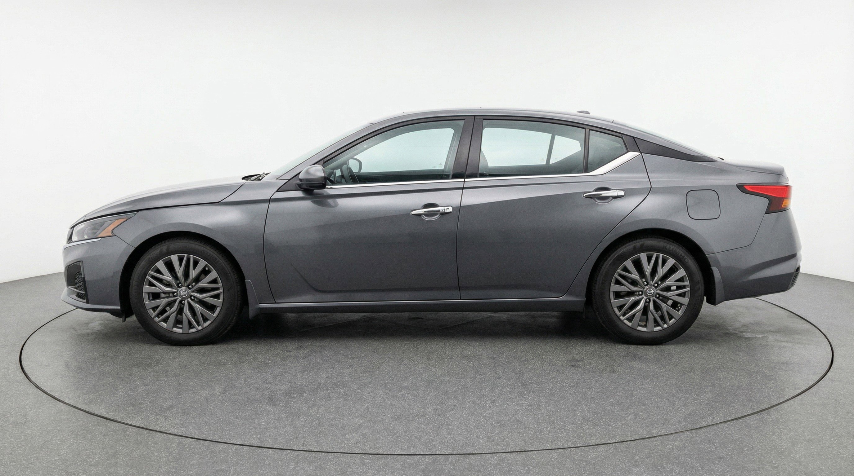 Used 2025 Nissan Altima 2.5 SV image 5