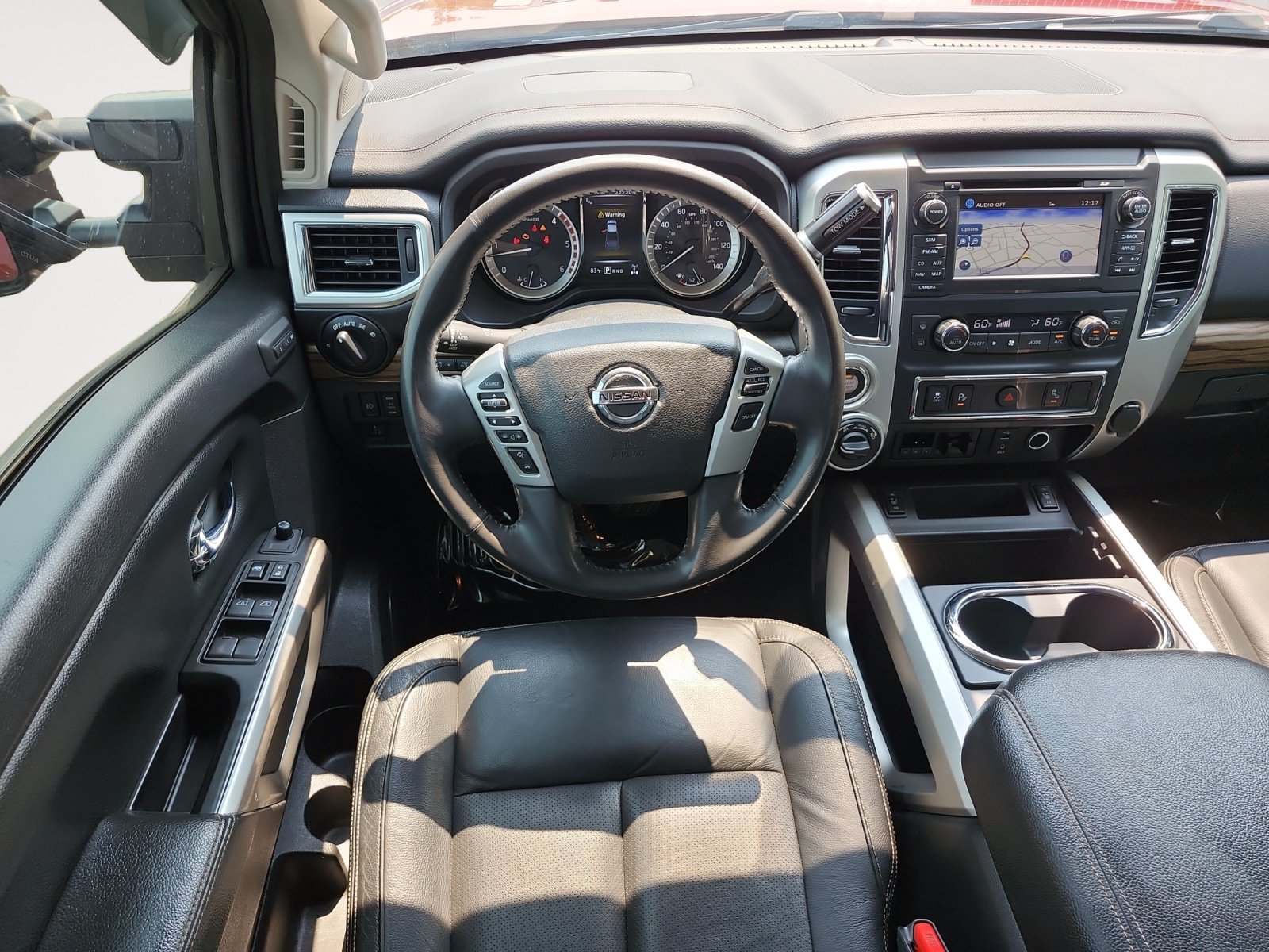 Used 2018 Nissan Titan SL w/ Chrome Package AWD/4WD image 10