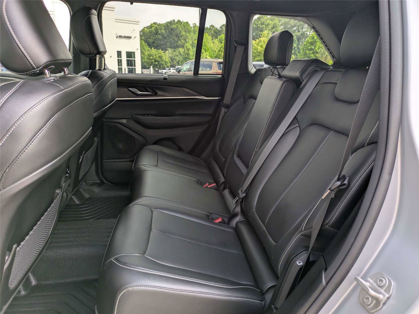 Used 2024 Jeep Grand Cherokee Limited w/ Luxury Tech Group II AWD/4WD image 17