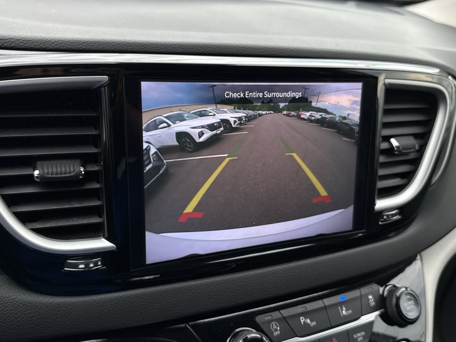 Used 2024 Chrysler Pacifica Touring-L FWD image 19