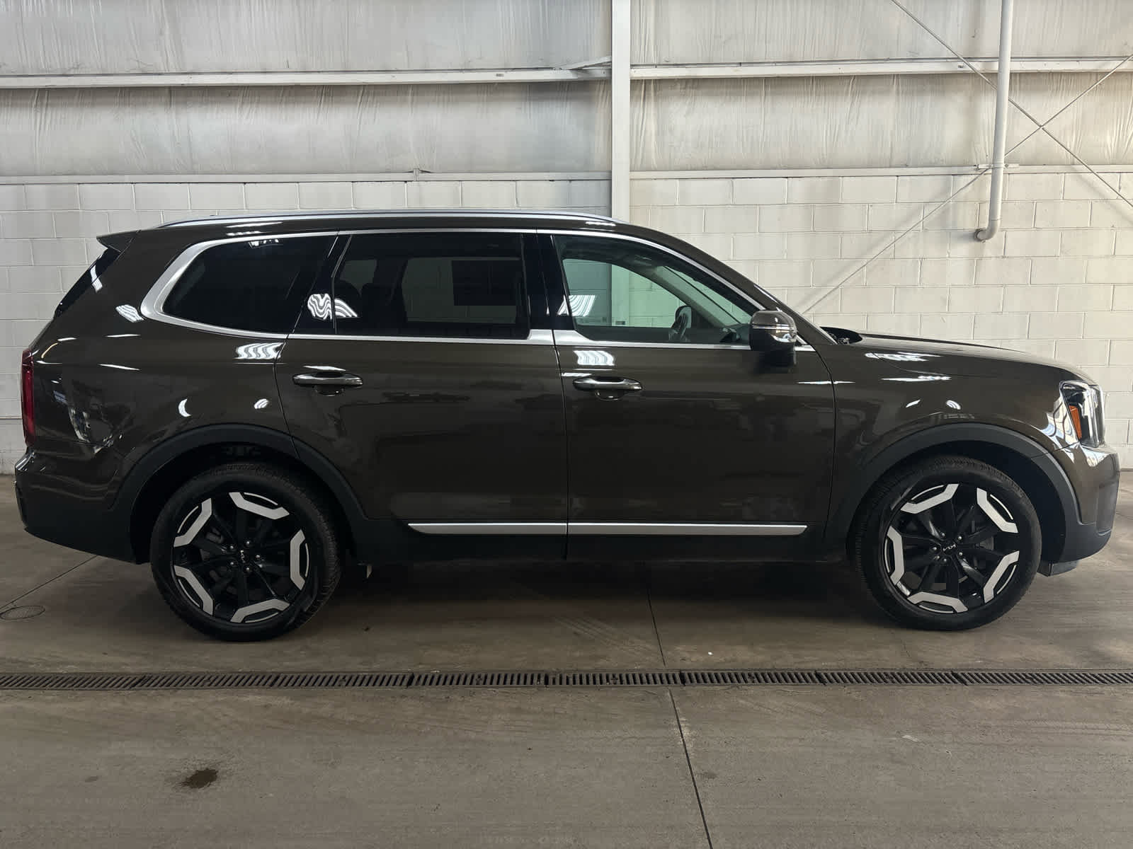 Used 2025 Kia Telluride S image 31