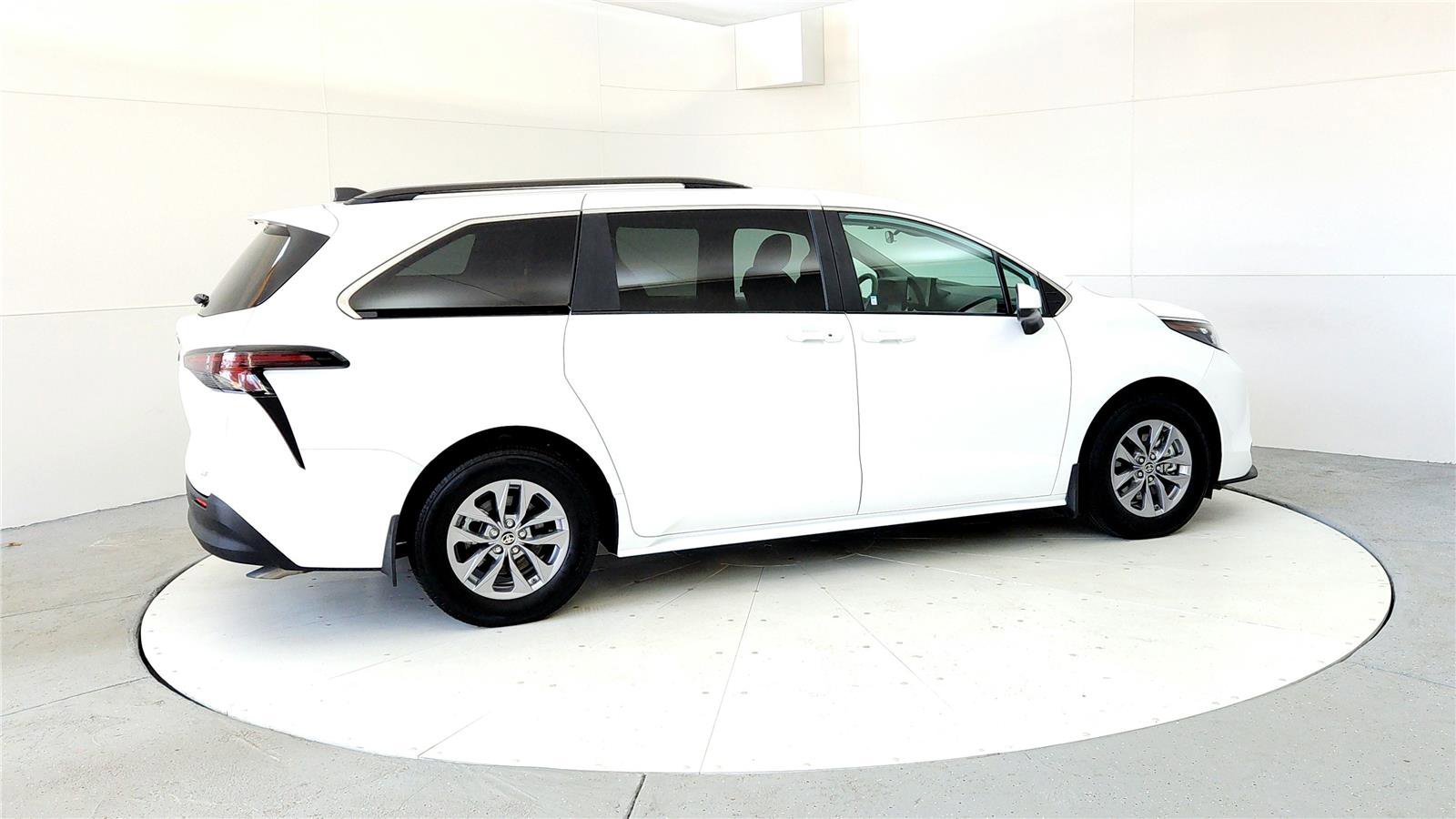 Used 2025 Toyota Sienna LE AWD/4WD image 6