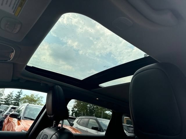 Used 2019 Jeep Cherokee Overland w/ Technology Group AWD/4WD image 9