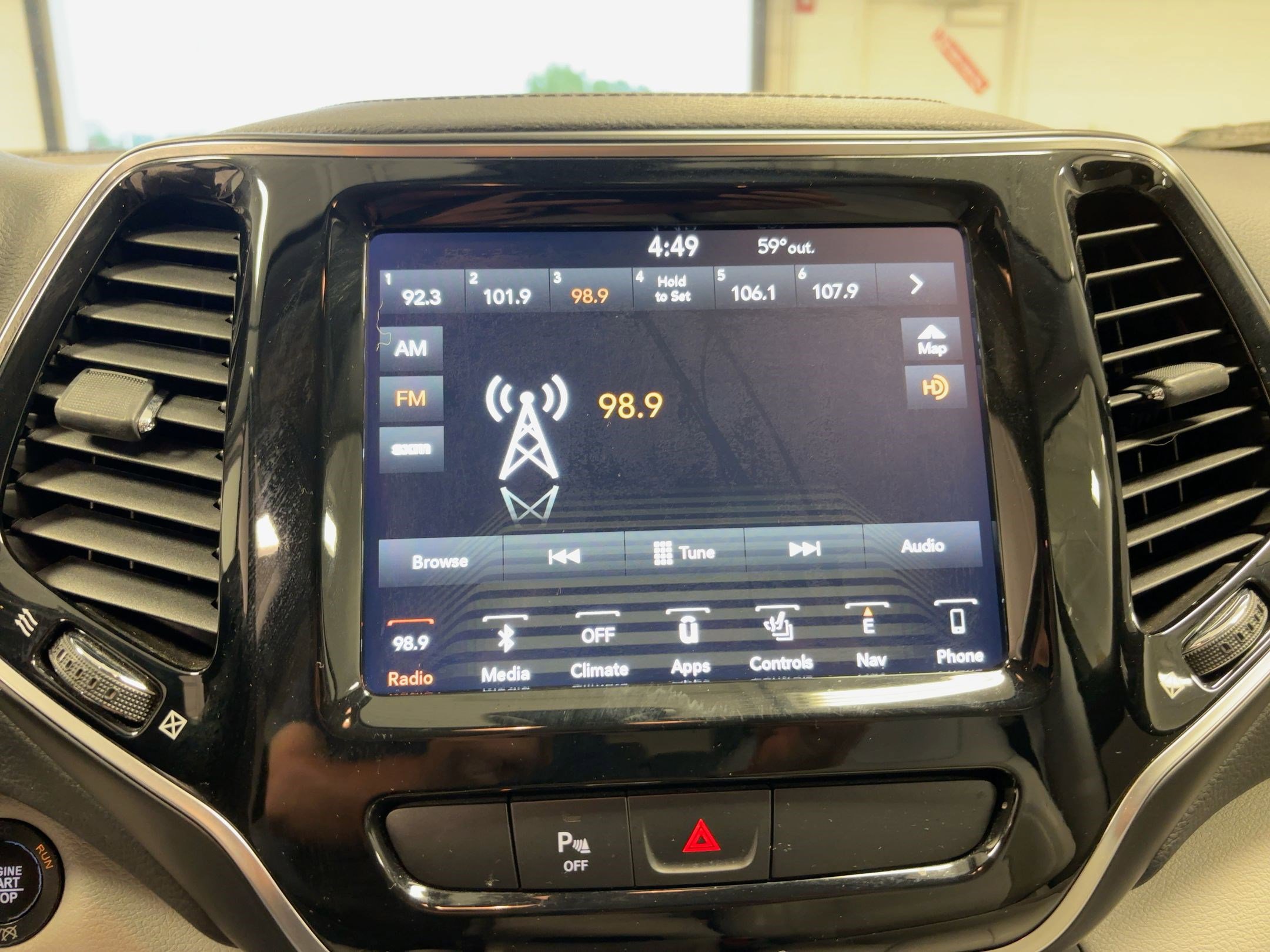 Used 2019 Jeep Cherokee Limited image 24