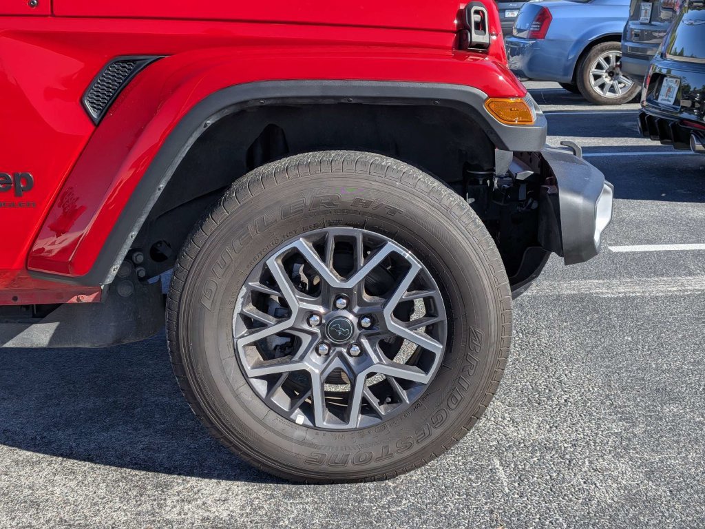 Used 2026 Jeep Wrangler Unlimited Sahara AWD/4WD image 11