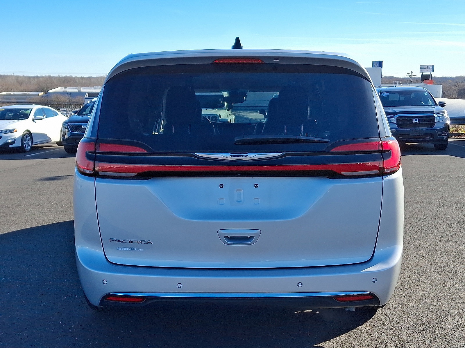 Used 2024 Chrysler Pacifica Touring-L FWD image 5