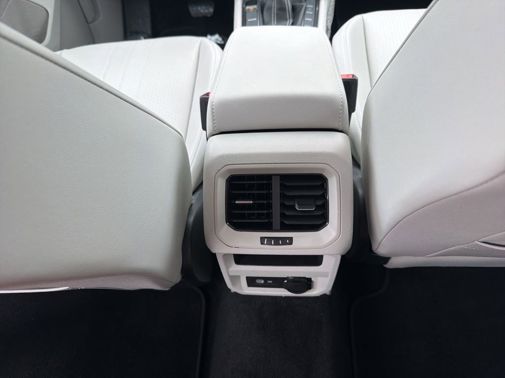 Used 2023 Volkswagen Tiguan SE w/ Panoramic Sunroof Package image 25