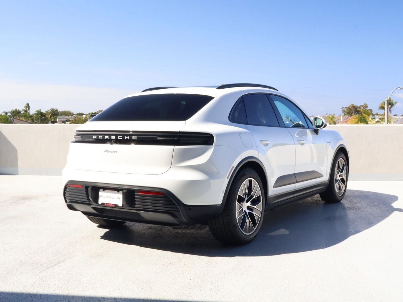 Certified 2025 Porsche Macan Electric RWD image 9