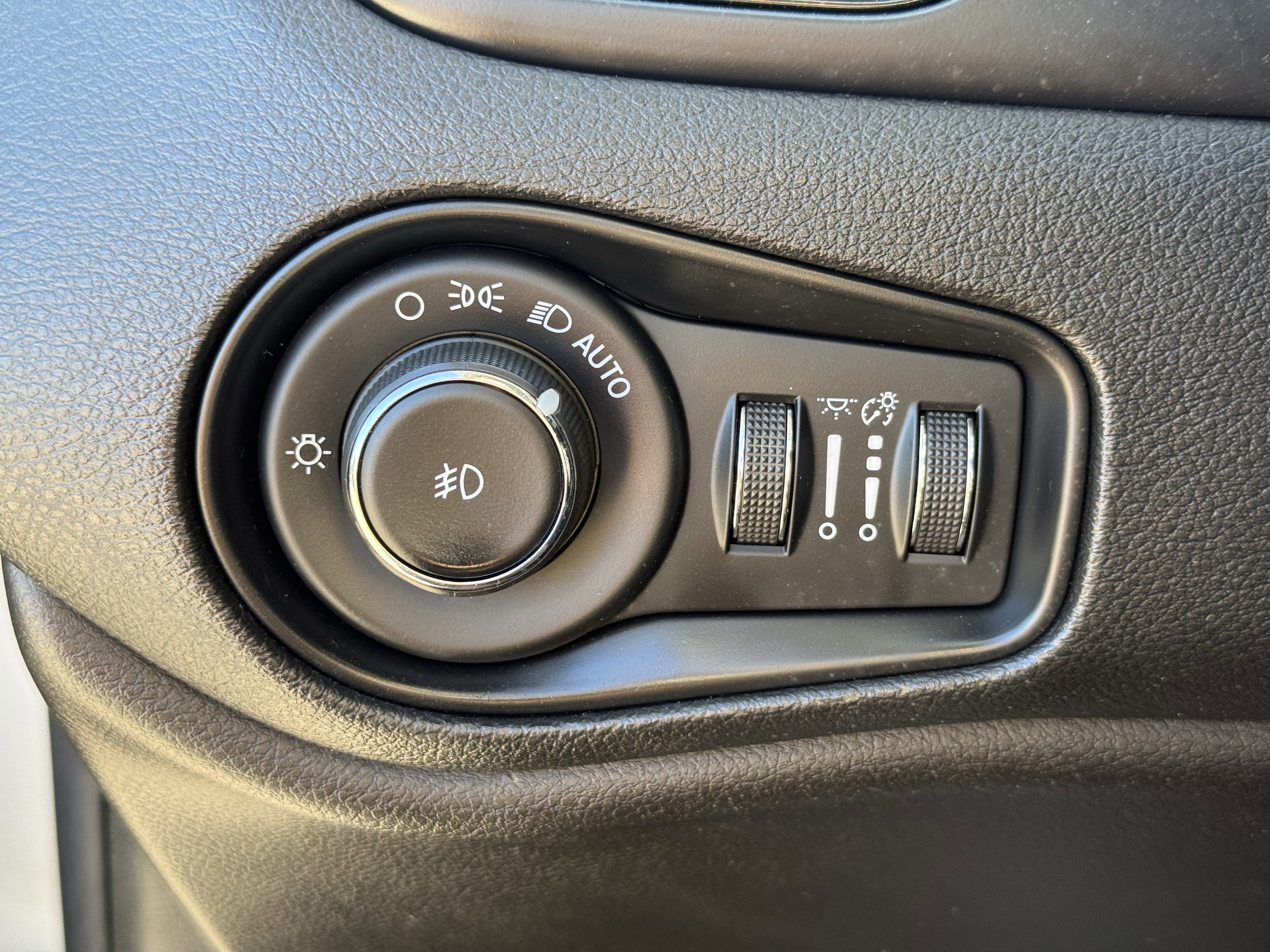 Used 2018 Jeep Renegade Altitude image 25