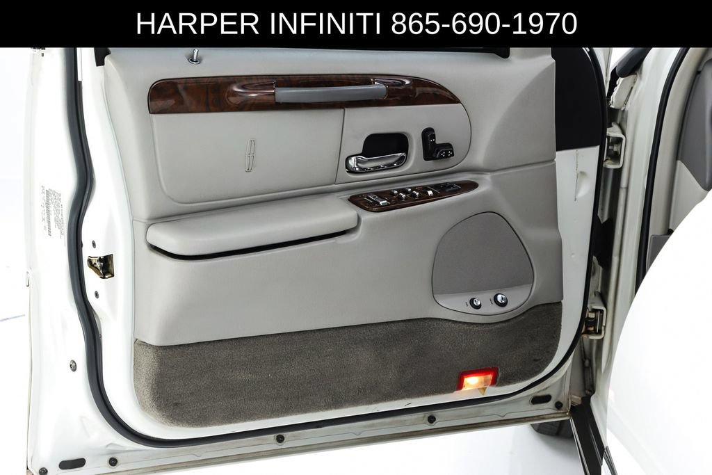 Used 2000 Lincoln Town Car Executive RWD image 19