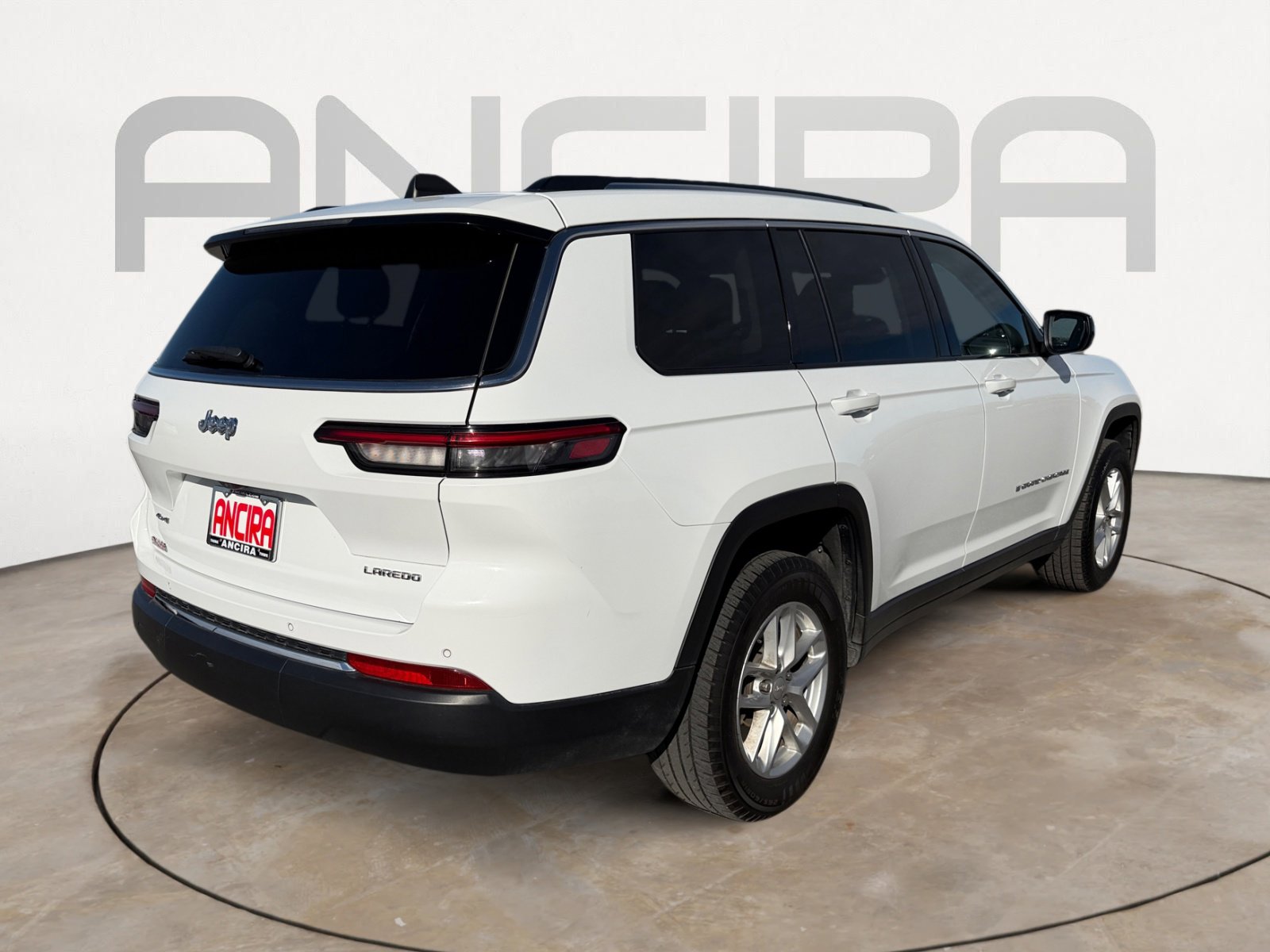 Used 2023 Jeep Grand Cherokee L Laredo image 11
