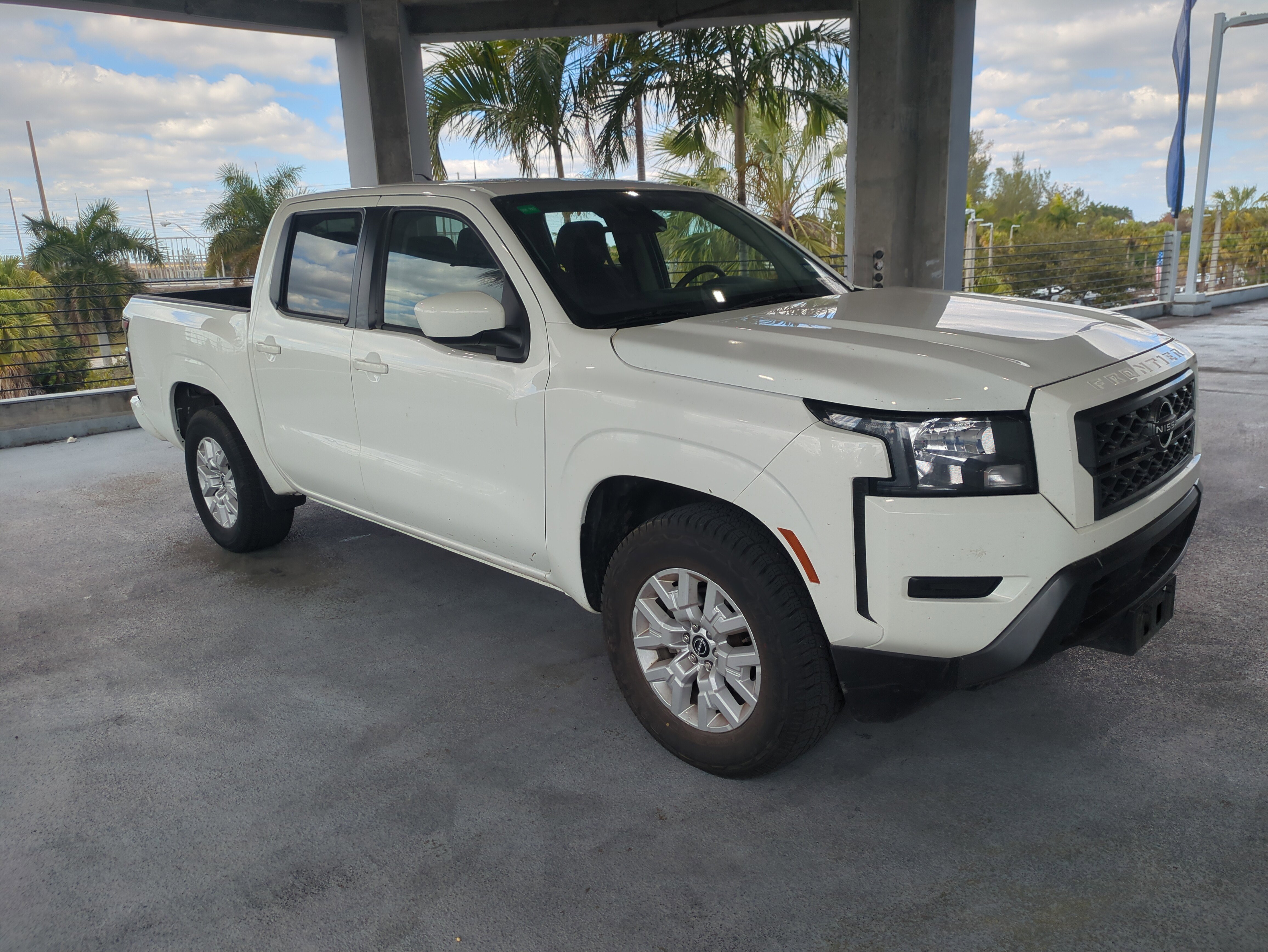 Used 2023 Nissan Frontier SV image 2