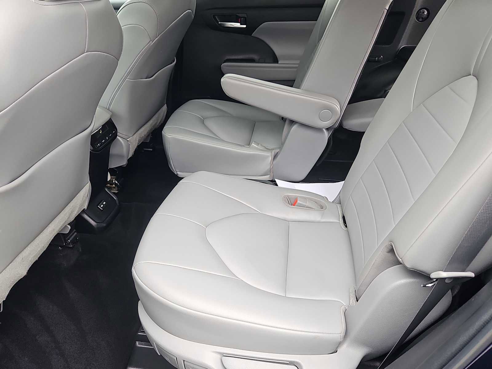 Used 2022 Toyota Highlander XLE AWD/4WD image 31